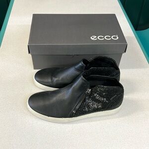 Womens Ecco Soft Black Leather low cut zip Boot/comfort Sneaker size 9-1/2